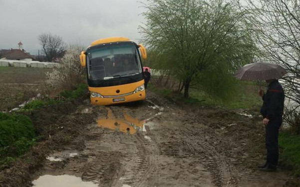 Фото – Автобусот на Општина  Радовиш заглавен во кал